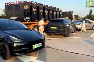 Klasické nabíječky elektromobilů v Číně nestíhají. Pomoct musejí obří mobilní powerbanky